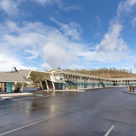 Rosewood Inn & Suites Роузберг Экстерьер фото