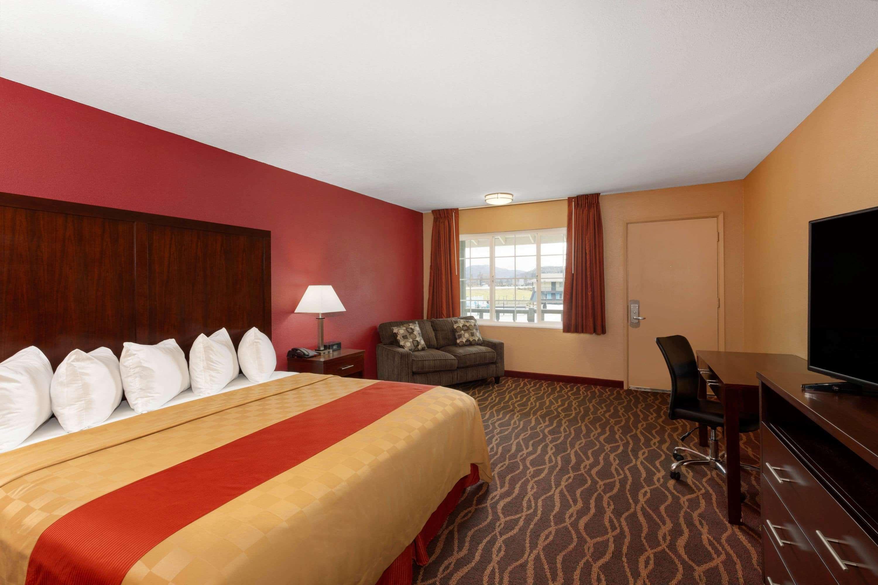 Rosewood Inn & Suites Роузберг Экстерьер фото