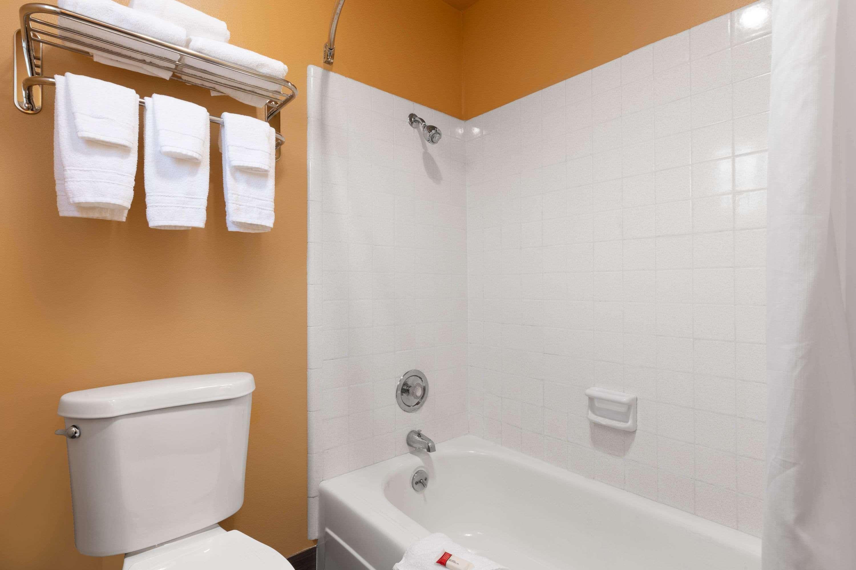 Rosewood Inn & Suites Роузберг Экстерьер фото