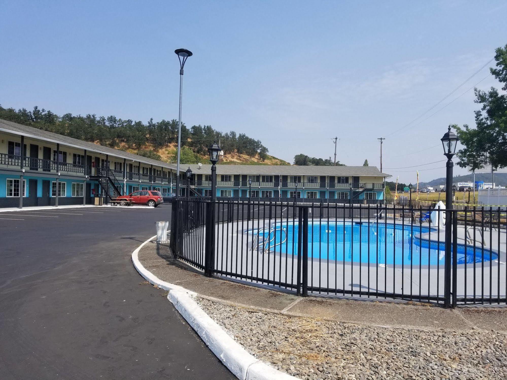 Rosewood Inn & Suites Роузберг Экстерьер фото