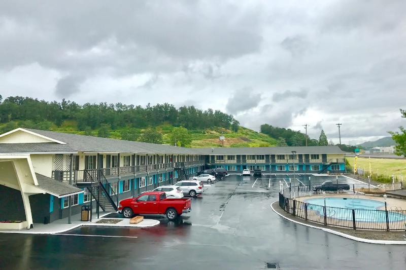 Rosewood Inn & Suites Роузберг Экстерьер фото